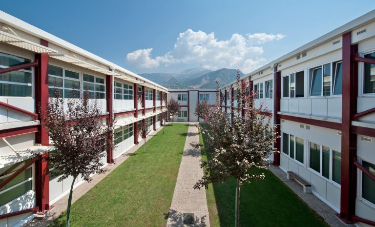 Tổng hợp Top 6 trường quốc tế tại Athens chất lượng cao chi phí, chương trình IB/Anh/Mỹ và kinh nghiệm chọn bất động sản Golden Visa gần trường cho con.