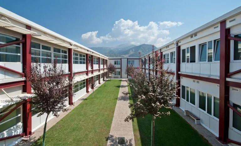 Tổng hợp Top 6 trường quốc tế tại Athens chất lượng cao chi phí, chương trình IB/Anh/Mỹ và kinh nghiệm chọn bất động sản Golden Visa gần trường cho con.