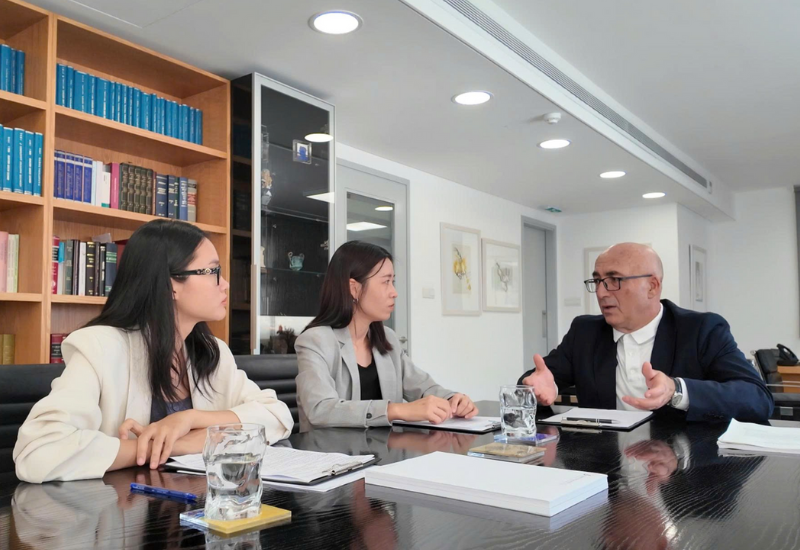 AT Express trao đổi cùng luật sư di trú đảo Síp ông Yiannis Papazacharia