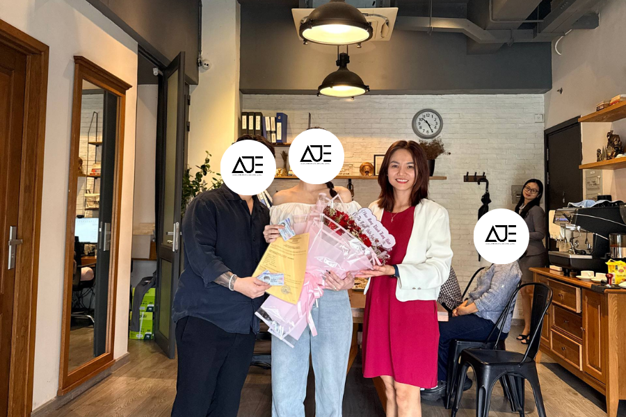 AT Express Việt Nam trao thẻ xanh (thường trú nhân) cho khách hàng đầu tư thành công
