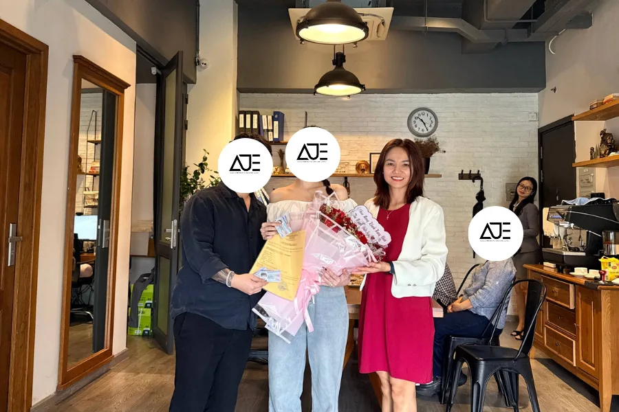 AT Express Việt Nam trao thẻ xanh (thường trú nhân) cho khách hàng đầu tư thành công