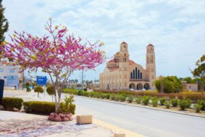 Phân tích nguyên nhân giá nhà Paphos tăng 21,9% dù thị trường Síp chậm lại. Lời khuyên tối ưu vốn & thẻ PR từ chuyên gia định cư AT Express.