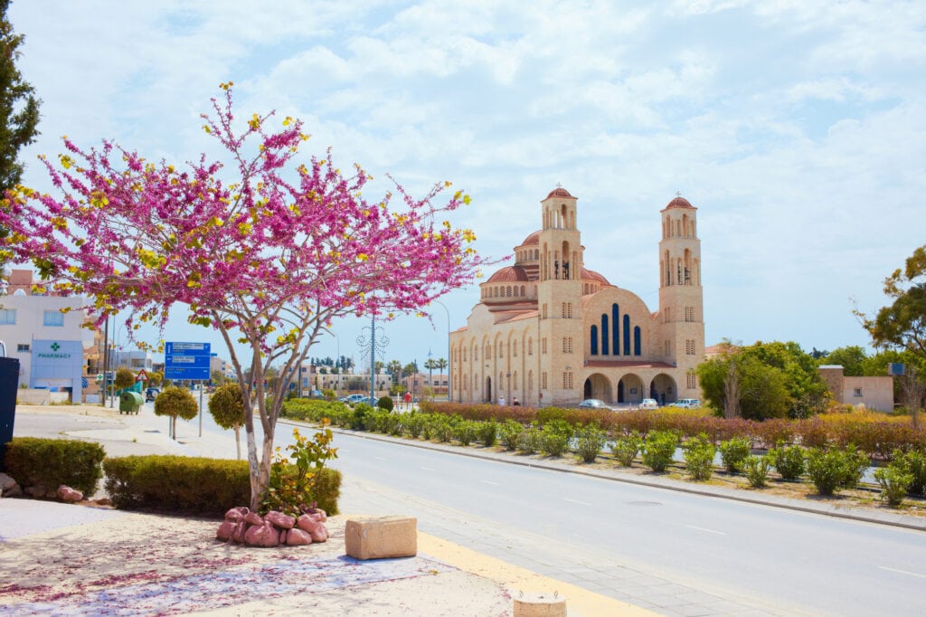 Phân tích nguyên nhân giá nhà Paphos tăng 21,9% dù thị trường Síp chậm lại. Lời khuyên tối ưu vốn & thẻ PR từ chuyên gia định cư AT Express.
